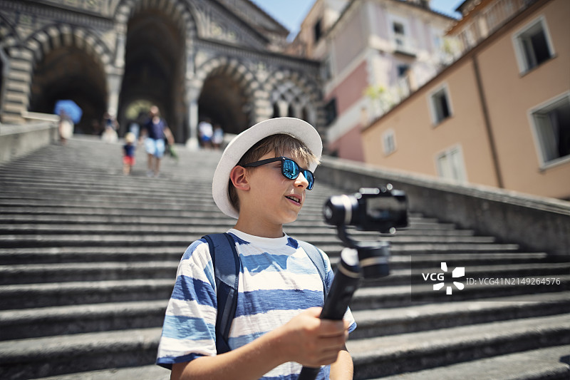 小男孩在阿马尔菲圣安德肋主教座堂的台阶上录制视频图片素材