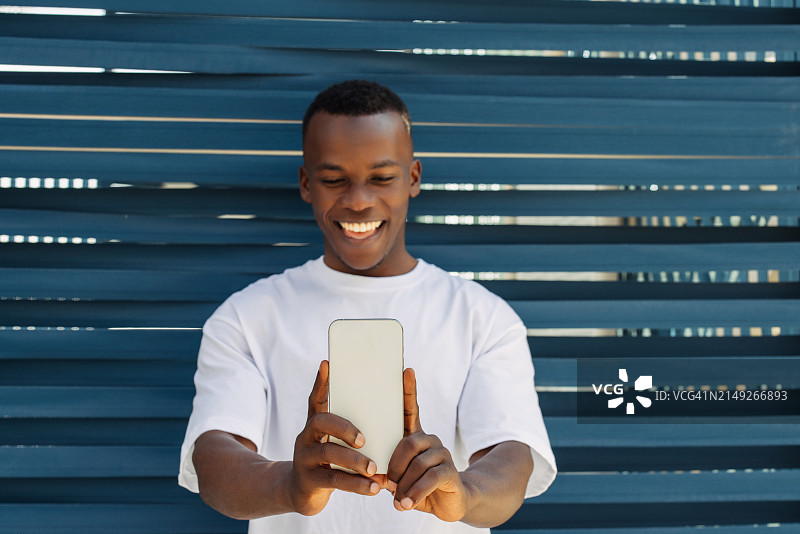 快乐的非洲裔男人自拍图片素材