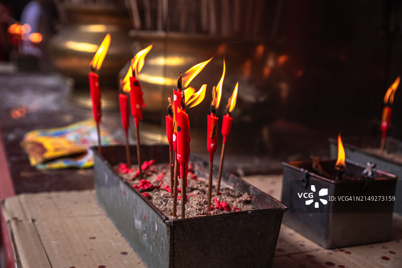 马来西亚华人寺庙里燃烧的蜡烛图片素材