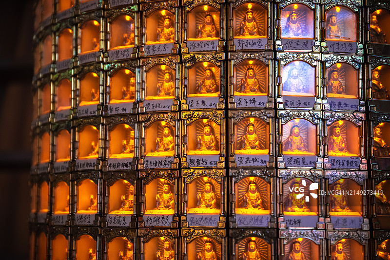 中国寺庙中的道教符咒柱图片素材