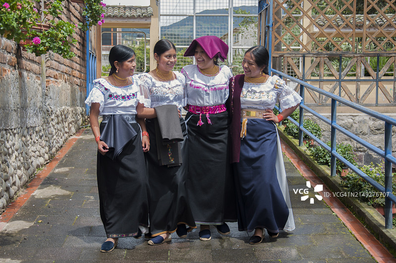 穿着传统服装的年轻奥塔瓦洛女孩欢笑，在平静的氛围中展现幸福感图片素材