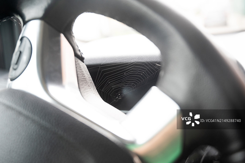 带有蜘蛛网的汽车方向盘特写图片素材
