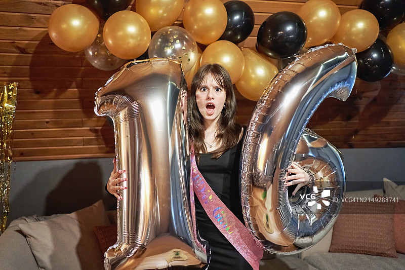 年轻女孩庆祝她的16岁生日图片素材