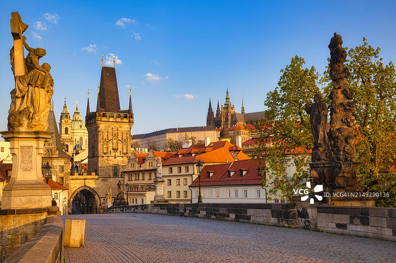 清晨的布拉格小城桥塔图片素材