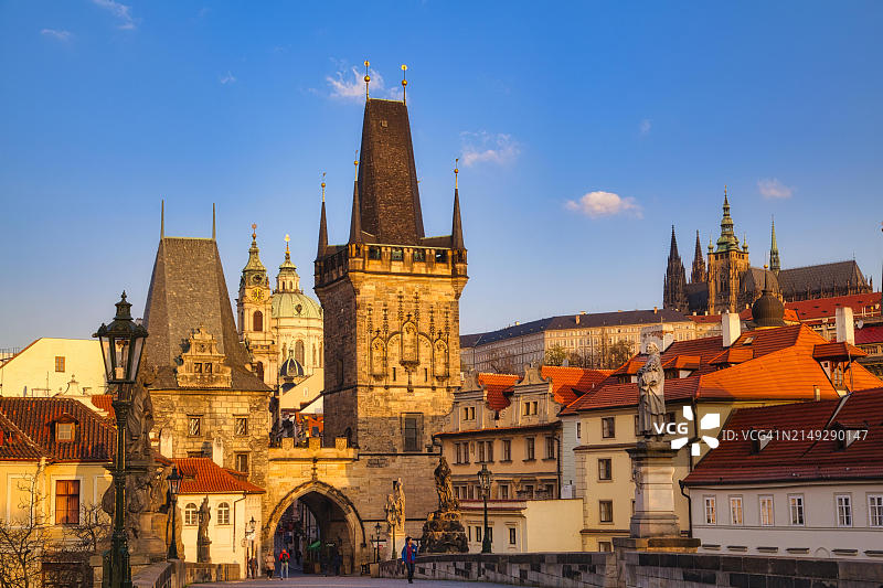 清晨的布拉格小城桥塔图片素材