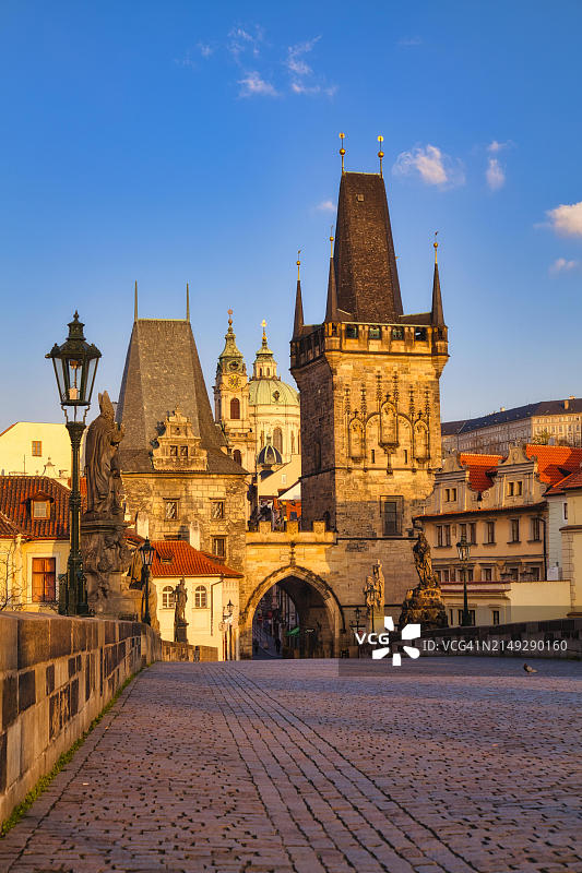 清晨的布拉格小城桥塔图片素材