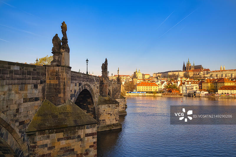 从伏尔塔瓦河远眺赫拉德卡尼山、查理大桥，捷克共和国布拉格图片素材