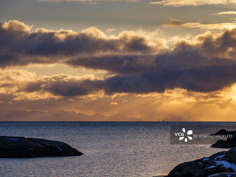 挪威罗弗敦群岛巴尔斯塔德海岸清晨图片素材