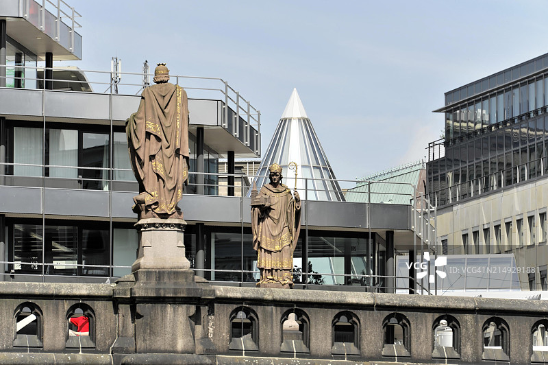 两尊雕像俯瞰城市空间，德国汉堡晴空下图片素材