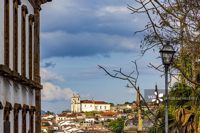 巴西米纳斯吉拉斯州欧鲁普雷图：历史名城及其塔楼和教堂景观图片素材