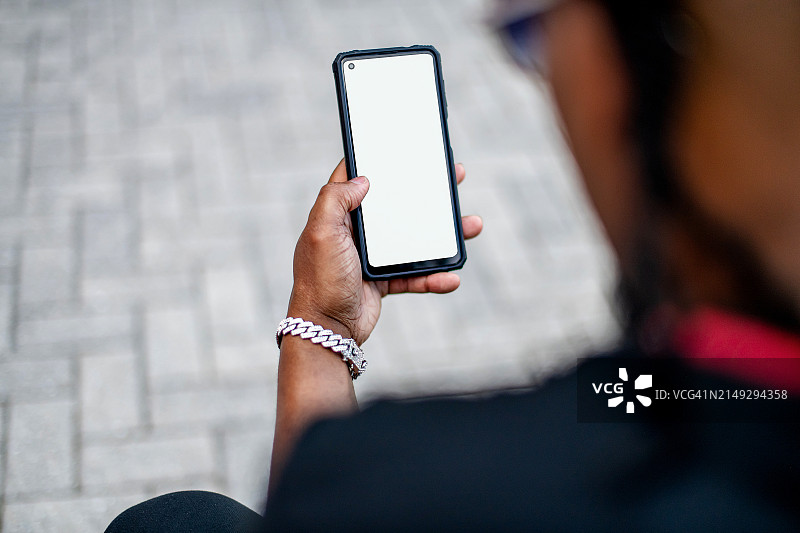 在户外使用手机的男人图片素材