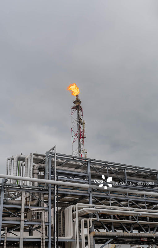 韩国蔚山工业设施中的火炬图片素材