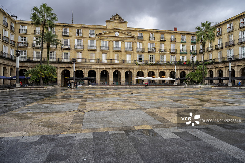 西班牙巴斯克地区毕尔巴鄂老城区的主广场图片素材