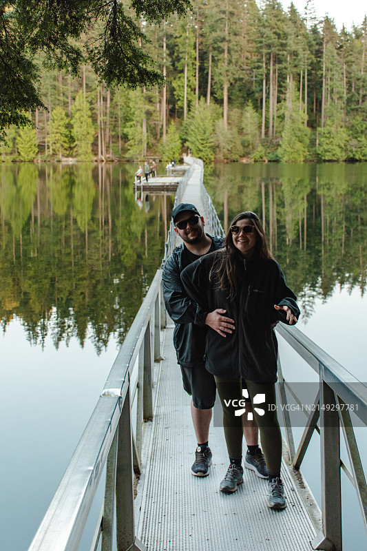 情侣在湖边互动图片素材