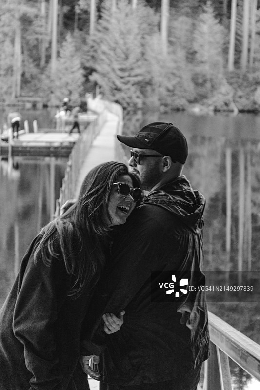 情侣在湖边互动图片素材