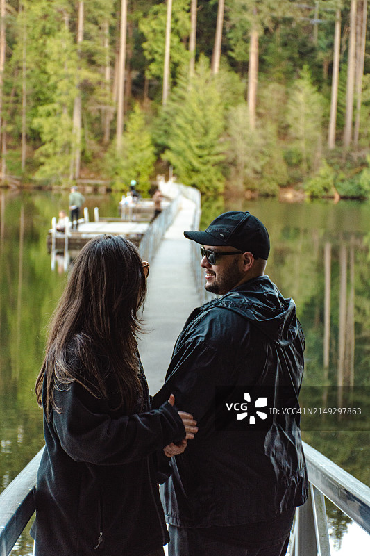 情侣在湖边互动图片素材