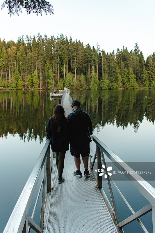 情侣在湖边互动图片素材
