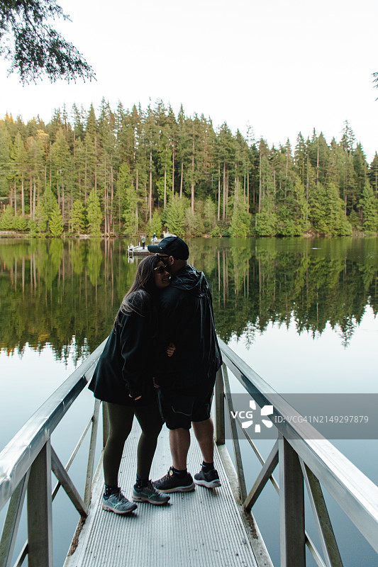 情侣在湖边互动图片素材