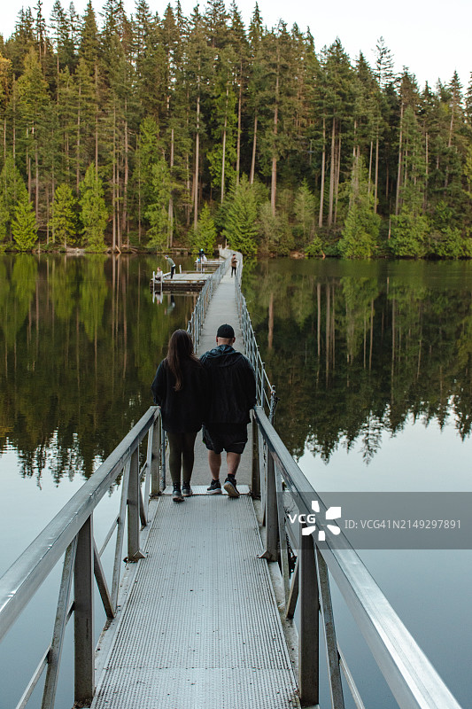 情侣在湖边互动图片素材