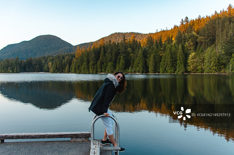 温哥华湖边的女人图片素材