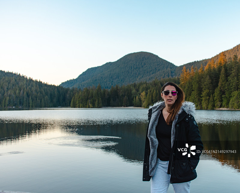 温哥华湖边的女人图片素材