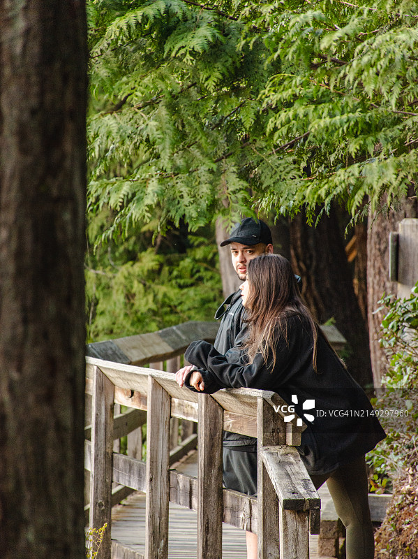 情侣在湖边互动图片素材