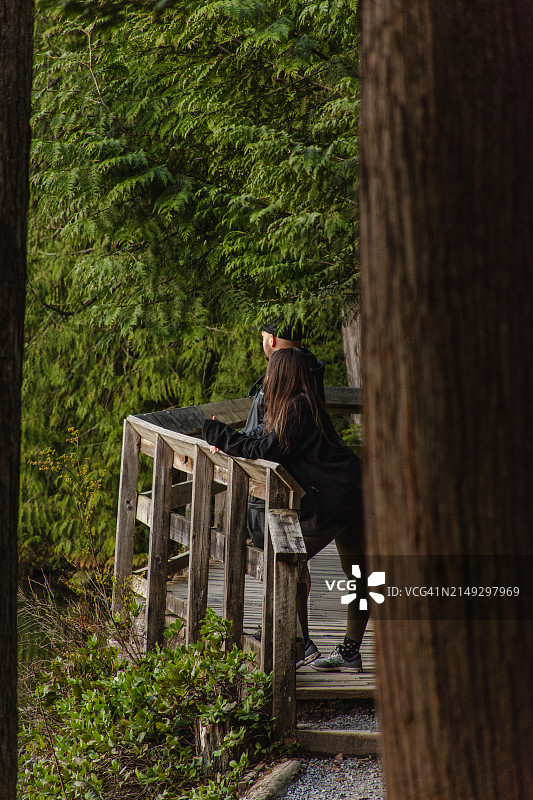 情侣在湖边互动图片素材