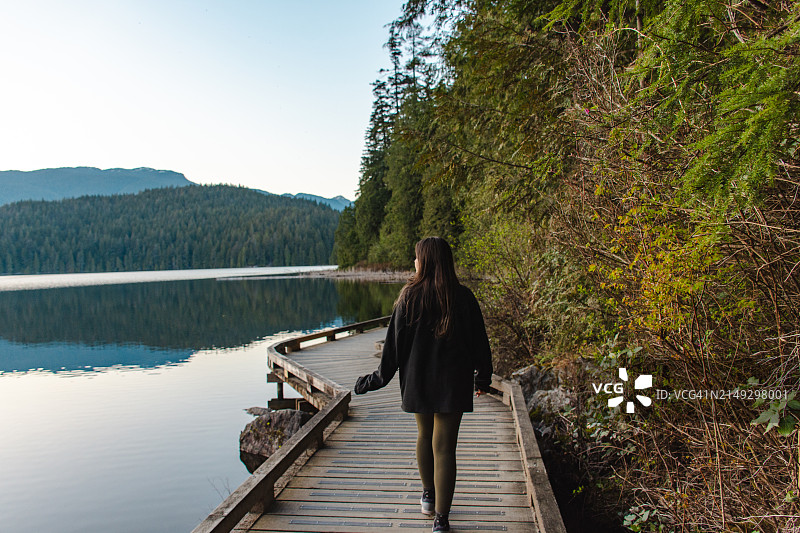 温哥华湖边的女人图片素材