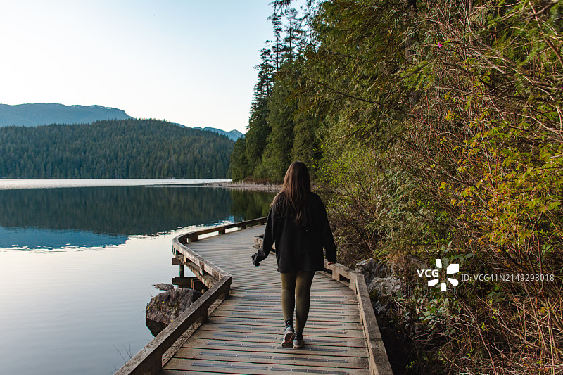 温哥华湖边的女人图片素材