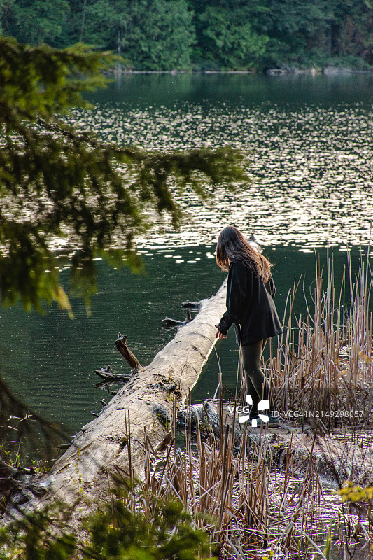 温哥华湖边的女人图片素材
