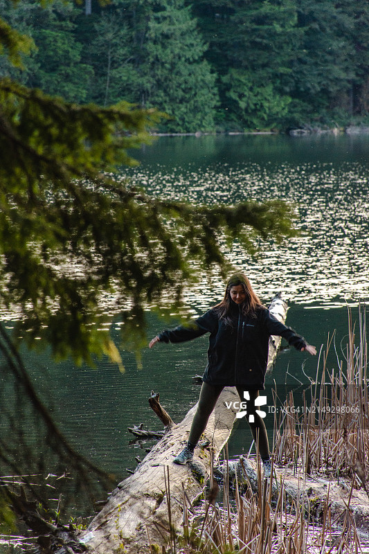 温哥华湖边的女人图片素材