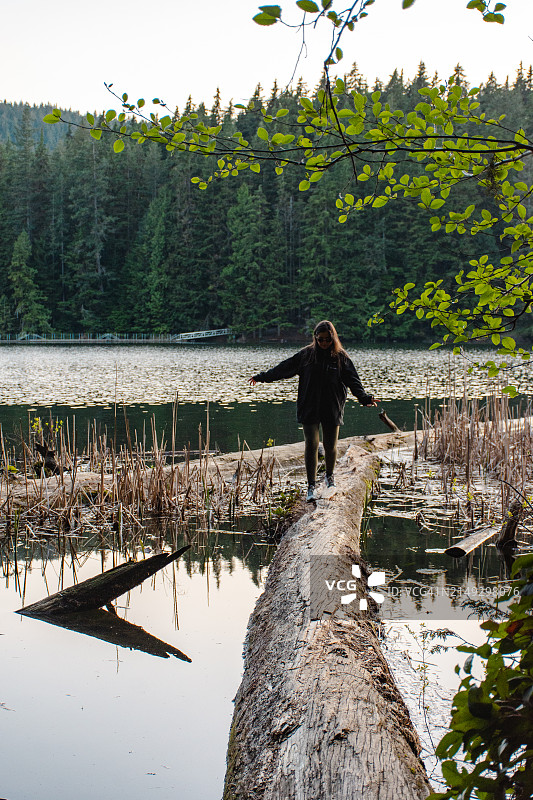 温哥华湖边的女人图片素材