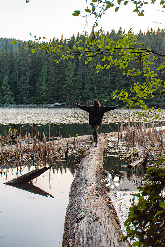 温哥华湖边的女人图片素材