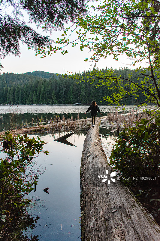 温哥华湖边的女人图片素材