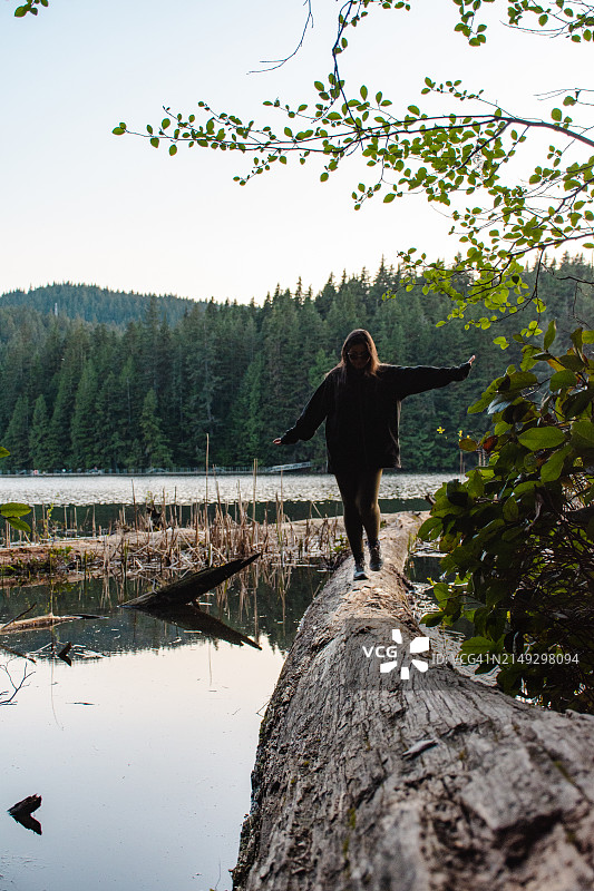 温哥华湖边的女人图片素材