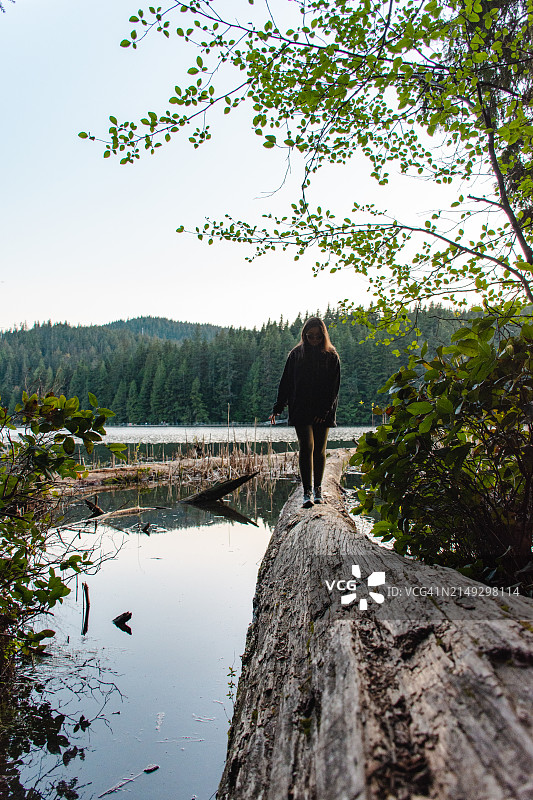 温哥华湖边的女人图片素材