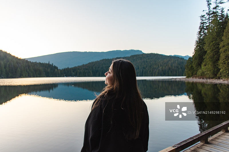 温哥华湖边的女人图片素材
