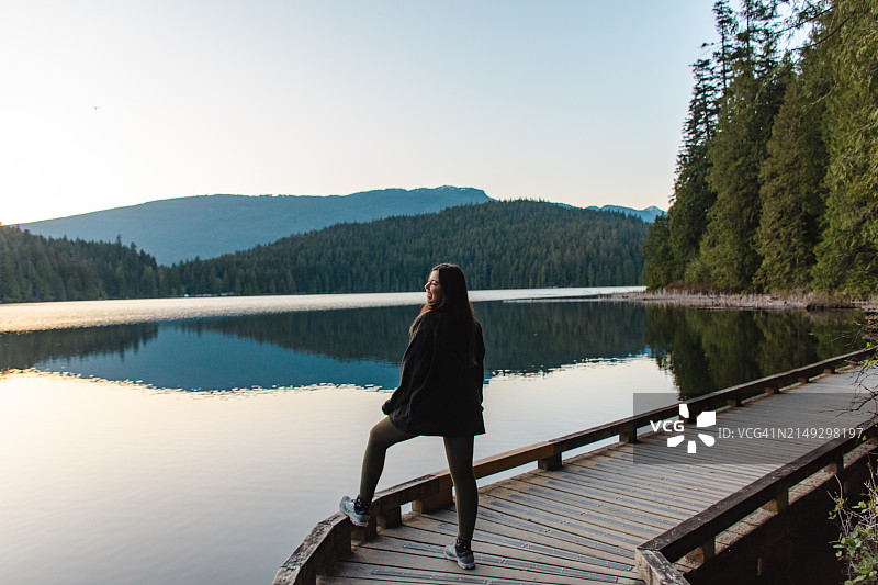 温哥华湖边的女人图片素材