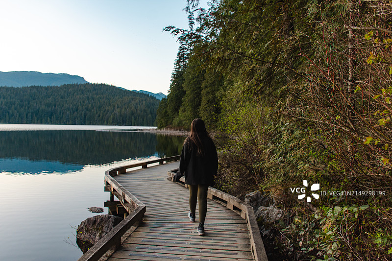 温哥华湖边的女人图片素材