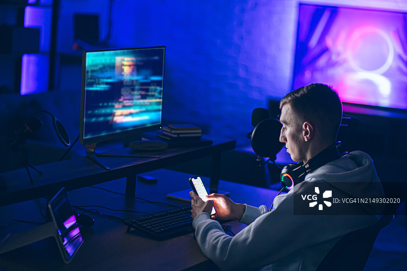 电竞玩家直播游戏，背景霓虹灯光图片素材