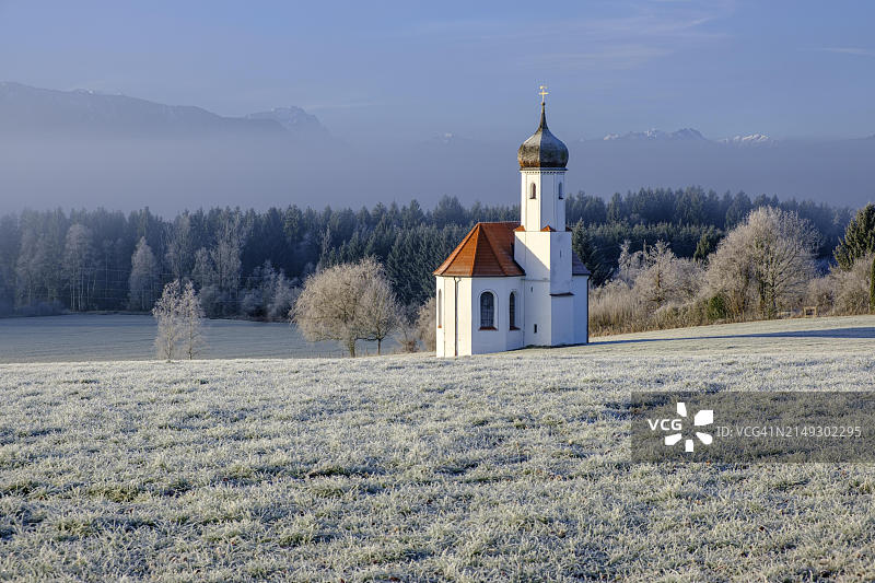 德国巴伐利亚阿尔卑斯山麓的清晨教堂景观图片素材
