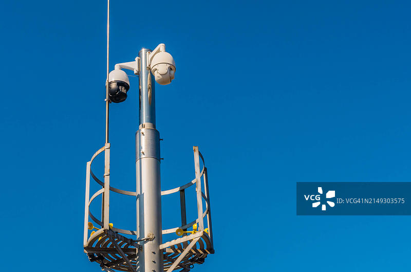 韩国大田的闭路电视设备和金属杆上的风向标图片素材