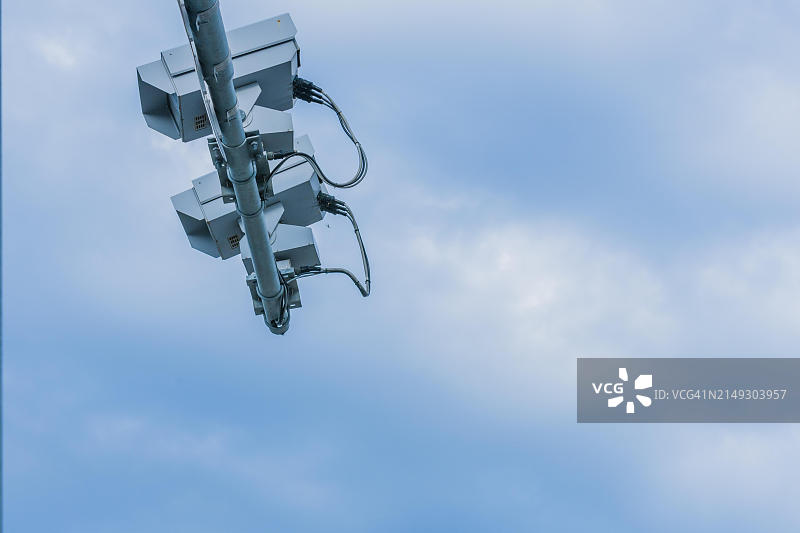 安装在金属杆上的速度雷达摄像机，背景是韩国大田的蓝天和蓬松的白云图片素材