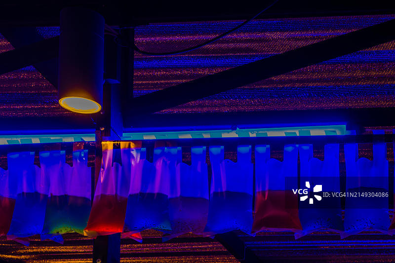 清迈剧院座位在蓝色灯光中，呈现出现代感图片素材