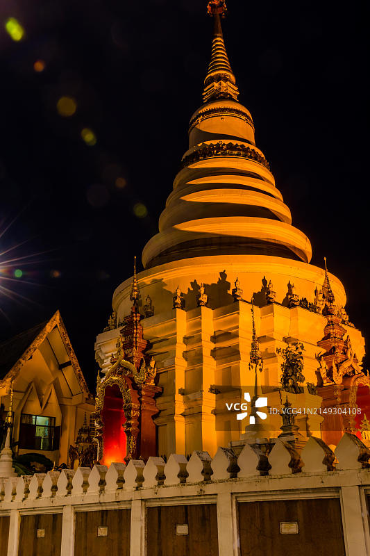 泰国清迈夜间金色灯光照亮的寺庙图片素材