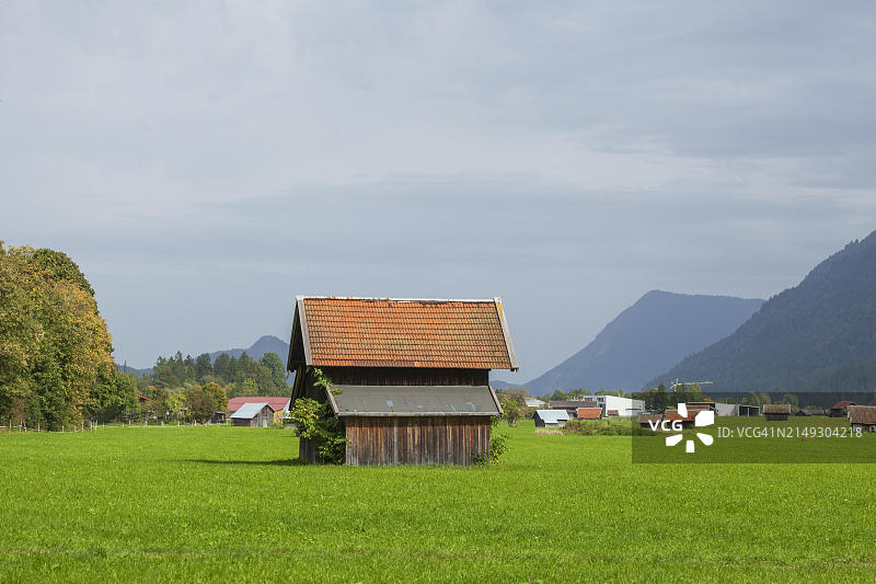 阿尔卑斯山脚下加米施-帕滕基兴的干草棚图片素材