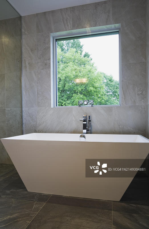 加拿大魁北克现代立体主义风格住宅内的独立式白色浴缸图片素材