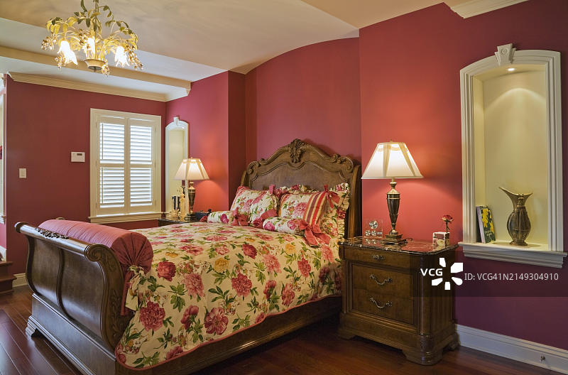 加拿大魁北克省：优雅风格住宅楼上主卧室内的木制床和床头柜图片素材