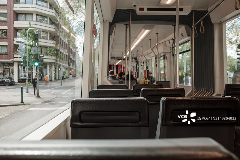 城市有轨电车内部：空荡的皮革座椅图片素材