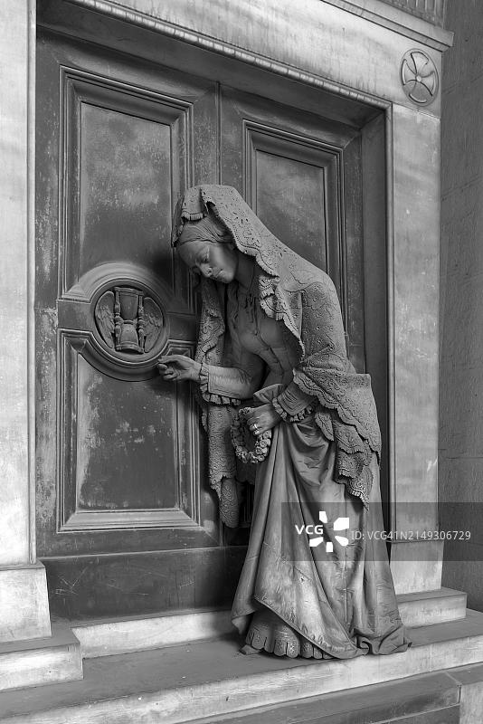 手持沙漏的老妇人雕塑，斯塔列诺纪念公墓，意大利热那亚图片素材